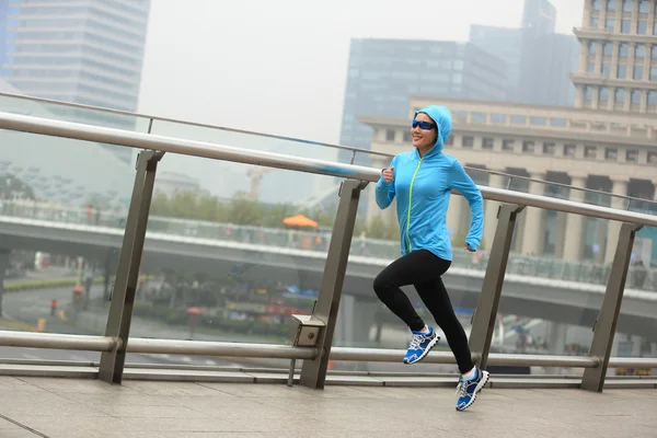 在城市运行的健身女人 — 图库照片