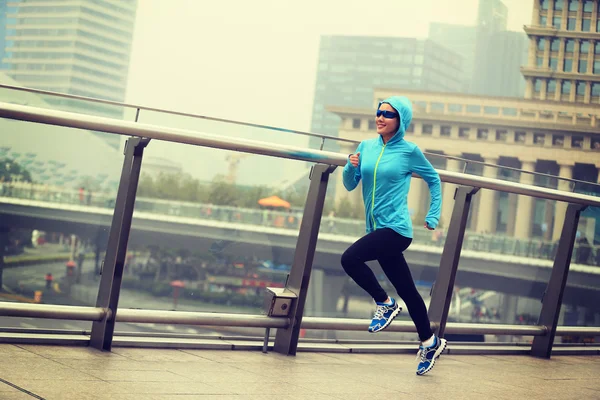 Fitness mujer corriendo en la ciudad —  Fotos de Stock