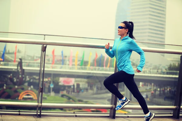 Mulher fitness correndo na cidade — Fotografia de Stock