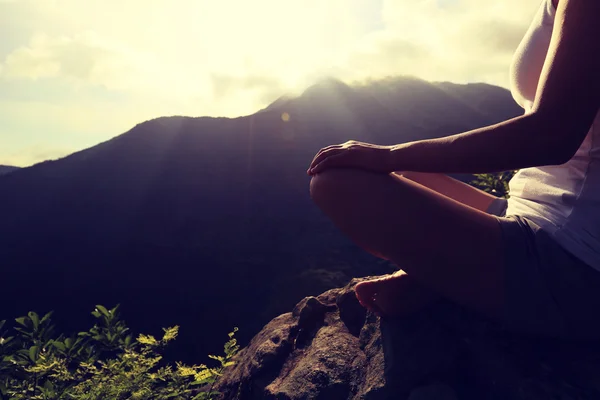 Femme profiter de vue sur la montagne — Photo