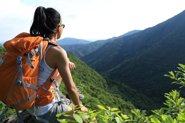 Woman enjoy mountain view — Stock Photo, Image