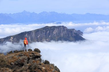 kadın dağda hiking uzun yürüyüşe çıkan kimse