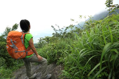 Dağ tepe üzerinde kadın uzun yürüyüşe çıkan kimse