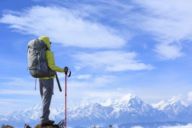 Dağ tepe üzerinde kadın uzun yürüyüşe çıkan kimse