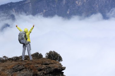 Dağ tepe üzerinde kadın uzun yürüyüşe çıkan kimse