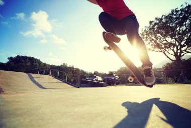 Bayan kaykaycı bacaklar