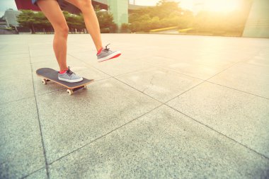 Bayan kaykaycı bacaklar