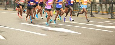 Maraton koşucuları yolda koşuyor