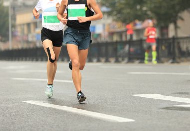 Maraton koşucuları yolda koşuyor