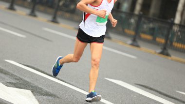 Maraton koşucusu şehir yolda