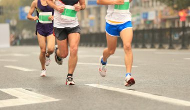 Maraton koşucuları yolda koşuyor