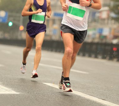 Maraton koşucuları yolda koşuyor