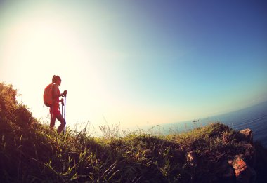 genç kadın dağda hiking