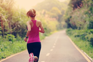 çalışan kadın atlet