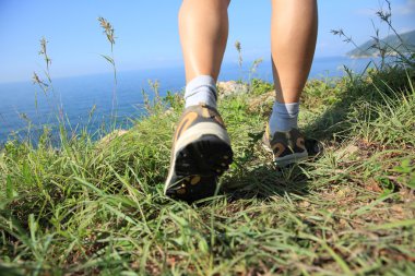 Kadın uzun yürüyüşe çıkan kimse bacaklar