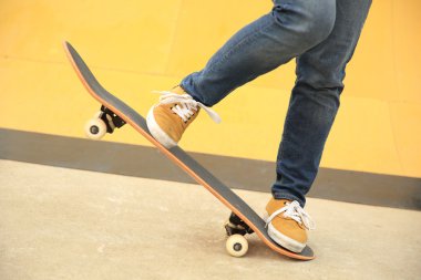 kaykaycı kaykay parkı ile