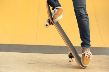 kaykaycı kaykay parkı ile