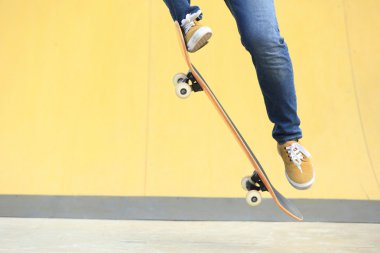 kaykaycı kaykay parkı ile