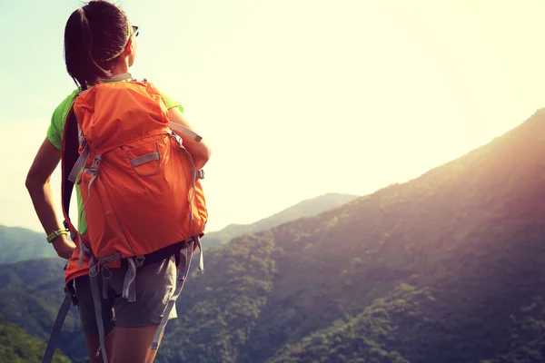 Femme profiter de vue sur la montagne — Photo