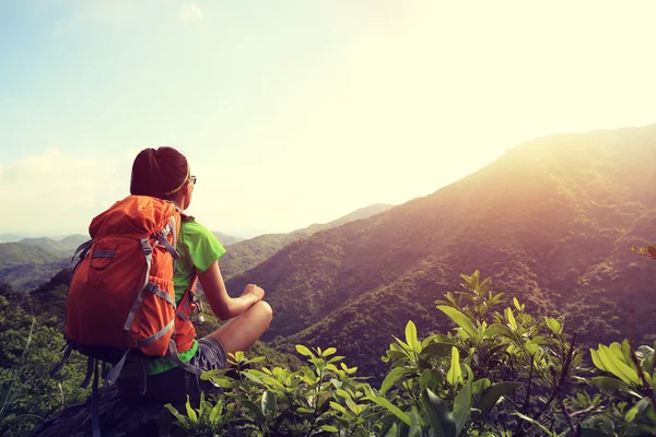 Mujer disfrutar vista a la montaña — Foto de Stock