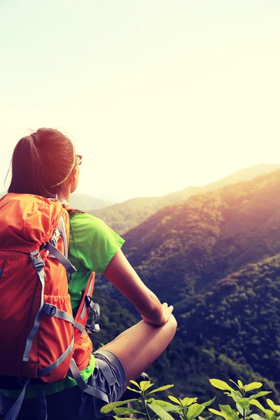 Mujer disfrutar vista a la montaña —  Fotos de Stock