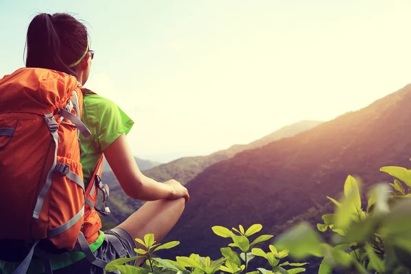 Woman enjoy mountain view — Stock Photo, Image