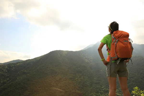 Mujer excursionista en pico de montaña — Foto de Stock