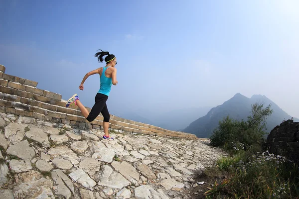 Mulher na grande parede chinesa — Fotografia de Stock