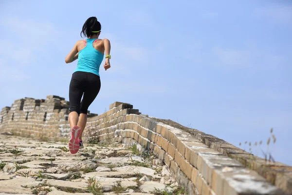 Vrouw op Chinese grote muur — Stockfoto