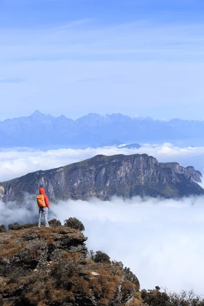 Kvinnelig fottur på fjellet – stockfoto