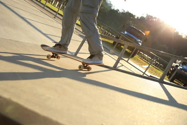 Skateboarder riding on skateboard — Stock Photo, Image