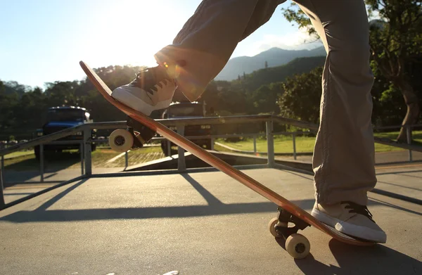 Skate equitação no skate — Fotografia de Stock