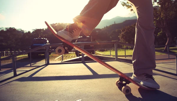 Skateboarder equitazione su skateboard — Foto Stock