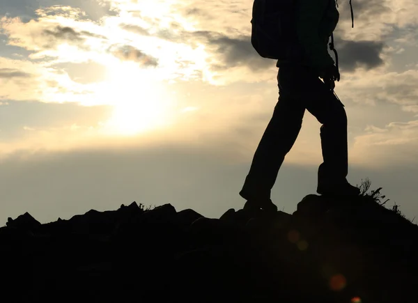 Wandelen vrouw op berg — Stockfoto