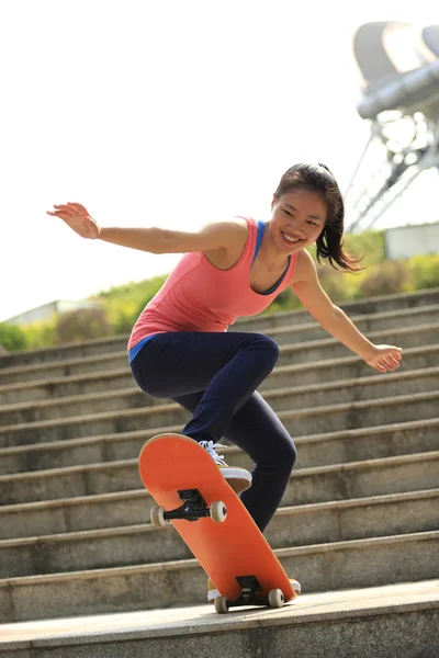 महिला स्केटबोर्डर सवारी स्केटबोर्ड — स्टॉक फ़ोटो, इमेज