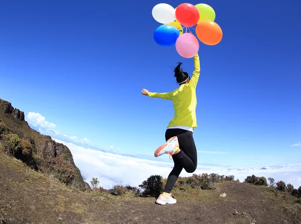 Juichende vrouw met kleurrijke ballonnen — Stockfoto