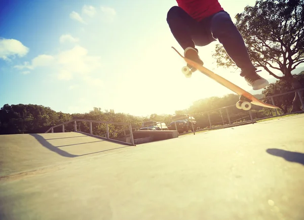 Jambes femme skateboarder — Photo