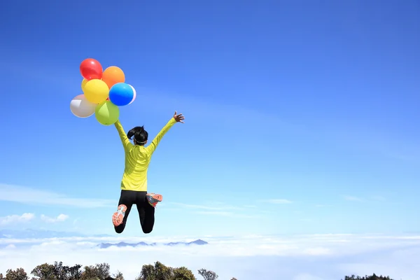 Jubelnde Frau mit bunten Luftballons — Stockfoto