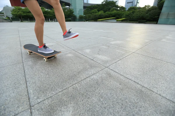 女滑板腿 — 图库照片