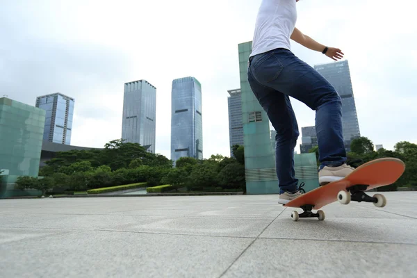 Female  skateboarder legs — Stock Photo, Image