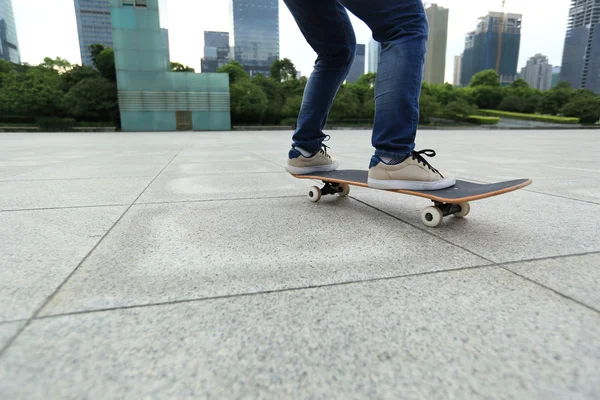 Beine von Skateboarderinnen — Stockfoto