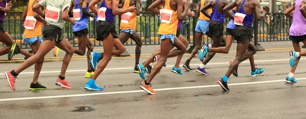 Maraton koşucuları yolda koşuyor — Stok fotoğraf