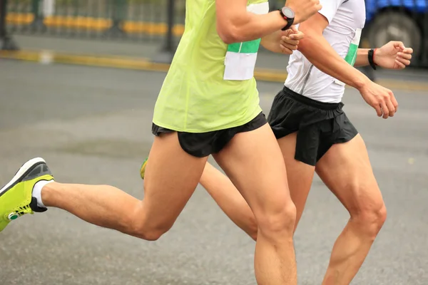 Corredores de maratona correndo na estrada — Fotografia de Stock