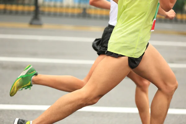 Corredores de maratona correndo na estrada — Fotografia de Stock