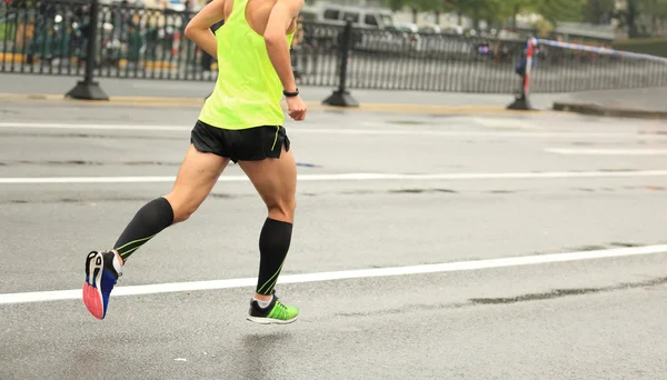 Marathon runner on city road — Stock Photo, Image