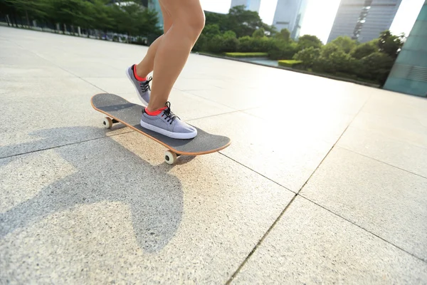 Kvinnliga skateboardåkare ben — Stockfoto