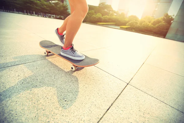 Vrouwelijke skateboarder benen — Stockfoto