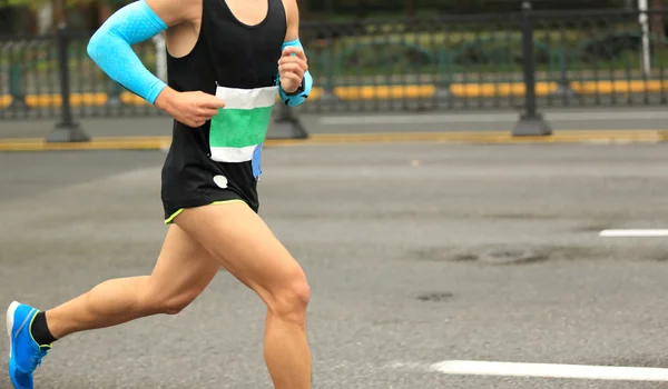 Marathon runner on city road — Stock Photo, Image