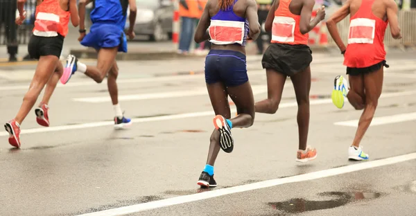 Corredores de maratona correndo na estrada — Fotografia de Stock