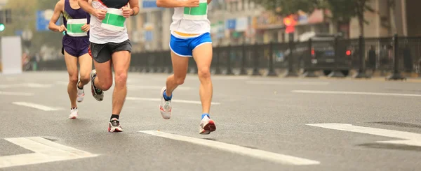 Марафонські бігуни біжать по дорозі — стокове фото